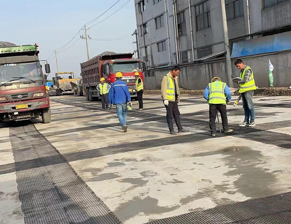 鲁甸老材料的新故事：玻璃纤维土工格栅如何在‘白改黑’浪潮中重获新生？
